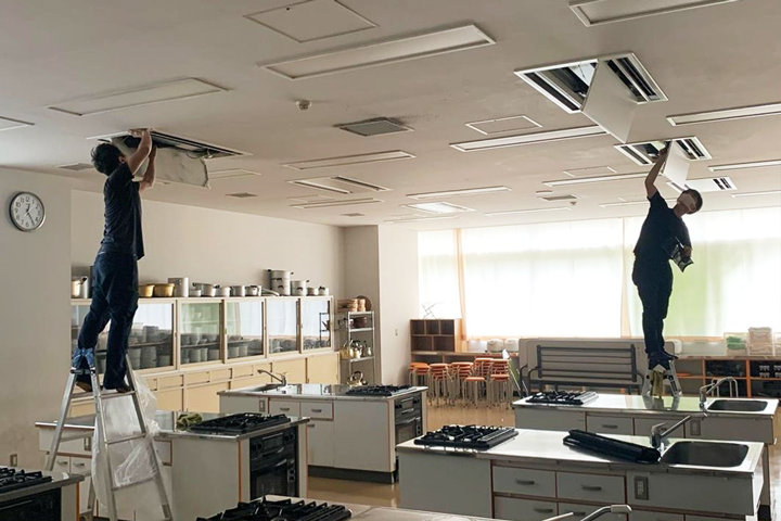 越谷市の学校のエアコンクリーニング